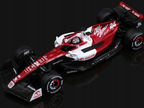 ALFA ROMEO C42 F1 2022 24 Guanyu KASK BBurago 1:43 ALFA ROMEO C42 F1 2022 24 Guanyu KASK BBurago 1:43