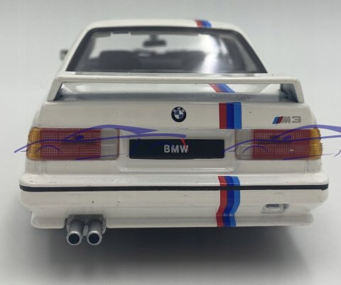 BMW M3 (E30) 1986 1:24 model Bburago 21100 white BMW M3 (E30) 1986 1:24 model Bburago 21100 white
