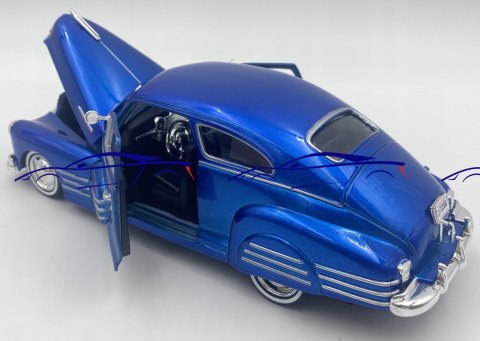 Chevrolet Aerosedan Fleetline 1:24 Motormax 73266 Chevrolet Aerosedan Fleetline 1:24 Motormax 73266