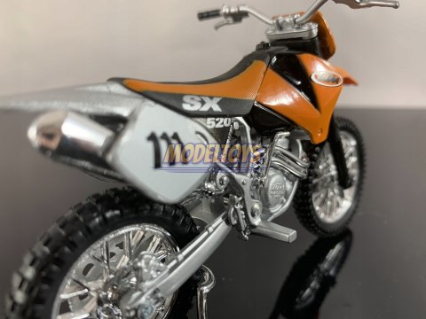KTM 520 SX #111 motocykl model 1:18 Maisto KTM 520 SX #111 motocykl model 1:18 Maisto