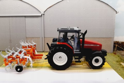 MF 6290 2001 z kultywatorem 1:32 Britains 43335 MF 6290 2001 z kultywatorem 1:32 Britains 43335