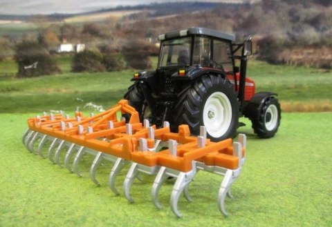 MF 6290 2001 z kultywatorem 1:32 Britains 43335 MF 6290 2001 z kultywatorem 1:32 Britains 43335