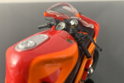 YAMAHA YZF R7 podstawka model 1:18 Maisto YAMAHA YZF R7 podstawka model 1:18 Maisto