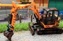 Koparka JCB Midi 86-C zabłocona Britains 43279