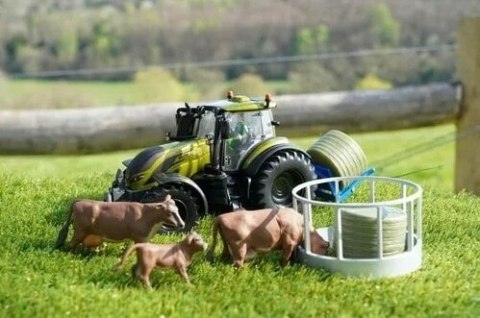 VALTRA T254 ciągnik zestaw 1:32 Britains 43323 VALTRA T254 ciągnik zestaw 1:32 Britains 43323