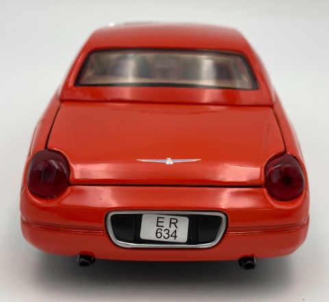 Ford THUNDERBIRD rok 2002 1:24 Motormax 79853 red JAMES BOND Ford THUNDERBIRD rok 2002 1:24 Motormax 79853 red JAMES BOND