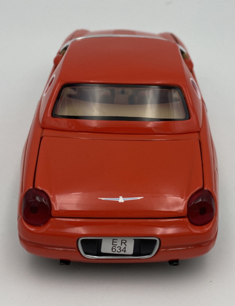 Ford THUNDERBIRD rok 2002 1:24 Motormax 79853 red JAMES BOND Ford THUNDERBIRD rok 2002 1:24 Motormax 79853 red JAMES BOND
