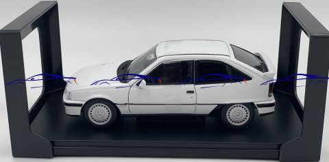 Opel Kadett E GSi 1985 model 124221 WhiteBox 1:24 biały Opel Kadett E GSi 1985 model 124221 WhiteBox 1:24 biały