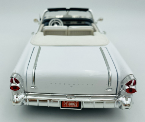 BUICK Roadmaster 1957 1:18 model Motormax 73152 biały BUICK Roadmaster 1957 1:18 model Motormax 73152 biały