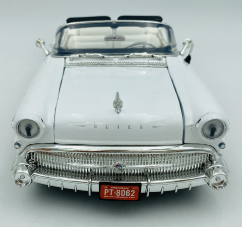 BUICK Roadmaster 1957 1:18 model Motormax 73152 biały BUICK Roadmaster 1957 1:18 model Motormax 73152 biały