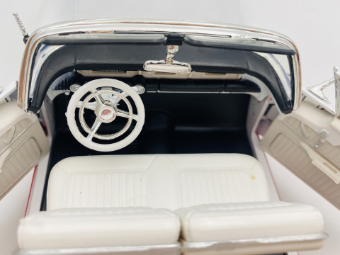 BUICK Roadmaster 1957 1:18 model Motormax 73152 biały BUICK Roadmaster 1957 1:18 model Motormax 73152 biały