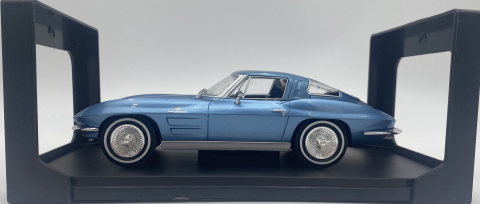 CHEVROLET Corvette Stingray C2 1963 model 1/24 WhiteBox 124232 niebieski CHEVROLET Corvette Stingray C2 1963 model 1/24 WhiteBox 124232 niebieski