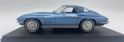 CHEVROLET Corvette Stingray C2 1963 model 1/24 WhiteBox 124232 niebieski CHEVROLET Corvette Stingray C2 1963 model 1/24 WhiteBox 124232 niebieski
