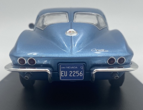 CHEVROLET Corvette Stingray C2 1963 model 1/24 WhiteBox 124232 niebieski CHEVROLET Corvette Stingray C2 1963 model 1/24 WhiteBox 124232 niebieski