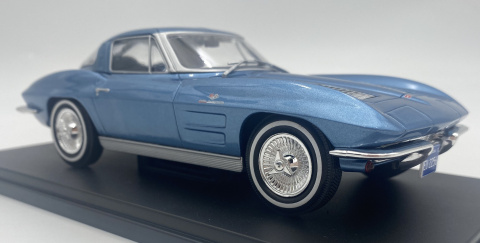 CHEVROLET Corvette Stingray C2 1963 model 1/24 WhiteBox 124232 niebieski CHEVROLET Corvette Stingray C2 1963 model 1/24 WhiteBox 124232 niebieski