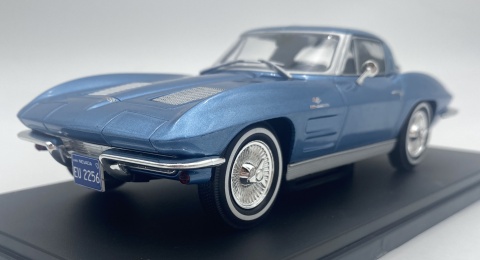 CHEVROLET Corvette Stingray C2 1963 model 1/24 WhiteBox 124232 niebieski CHEVROLET Corvette Stingray C2 1963 model 1/24 WhiteBox 124232 niebieski