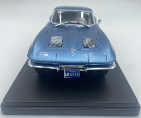 CHEVROLET Corvette Stingray C2 1963 model 1/24 WhiteBox 124232 niebieski CHEVROLET Corvette Stingray C2 1963 model 1/24 WhiteBox 124232 niebieski