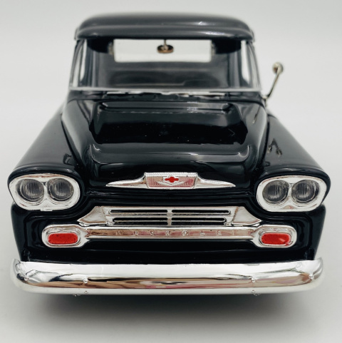 Chevy Apache Fleetside Pickup 1:24 Motormax 79311 czarny Chevy Apache Fleetside Pickup 1:24 Motormax 79311 czarny