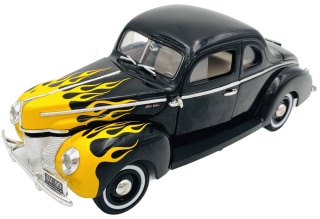 Ford Deluxe 1940 1:18 model Motormax 73108 czarny żółte płomienie