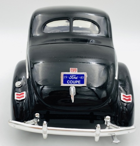 Ford Deluxe 1940 1:18 model Motormax 73108 czarny żółte płomienie Ford Deluxe 1940 1:18 model Motormax 73108 czarny żółte płomienie
