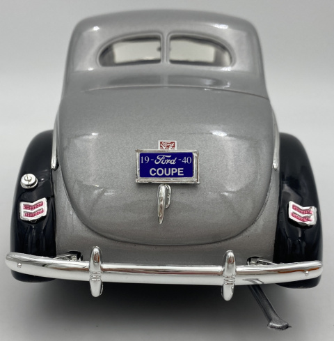 Ford Deluxe 1940 1:18 model Motormax 73108 szary z czarnym Ford Deluxe 1940 1:18 model Motormax 73108 szary z czarnym