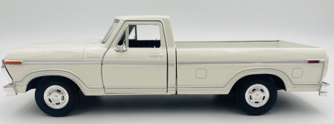 Ford F-150 Custom Pickup 1977 1:24 Motormax 79386 biały Ford F-150 Custom Pickup 1977 1:24 Motormax 79386 biały