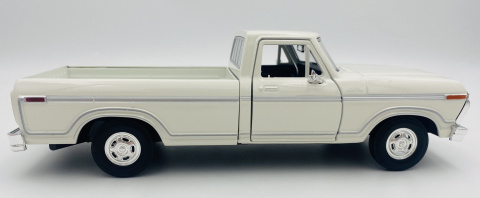 Ford F-150 Custom Pickup 1977 1:24 Motormax 79386 biały Ford F-150 Custom Pickup 1977 1:24 Motormax 79386 biały