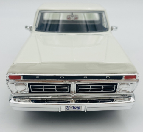 Ford F-150 Custom Pickup 1977 1:24 Motormax 79386 biały Ford F-150 Custom Pickup 1977 1:24 Motormax 79386 biały