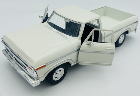 Ford F-150 Custom Pickup 1977 1:24 Motormax 79386 biały Ford F-150 Custom Pickup 1977 1:24 Motormax 79386 biały
