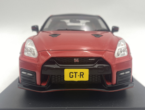 NISSAN GT-R Nismo R35 2021 model 124231 WhiteBox 1:24 czerwony NISSAN GT-R Nismo R35 2021 model 124231 WhiteBox 1:24 czerwony