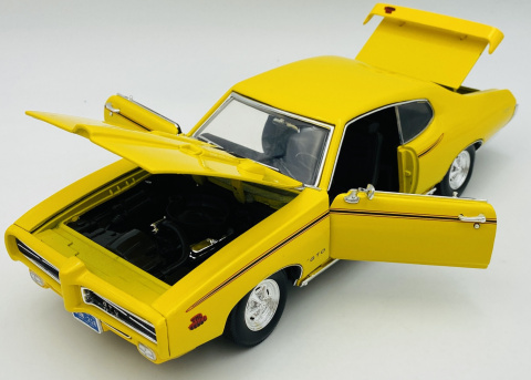 Pontiac GTO Judge (1969) 1:18 model Motormax 73133 żółty Pontiac GTO Judge (1969) 1:18 model Motormax 73133 żółty