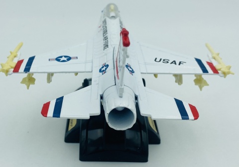Samolot F-16 Fighting Falcon duży model podstawka METAL Motormax biały z uzbrojeniem Samolot F-16 Fighting Falcon duży model podstawka METAL Motormax biały z uzbrojeniem