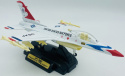 Samolot F-16 Fighting Falcon duży model podstawka METAL Motormax biały z uzbrojeniem