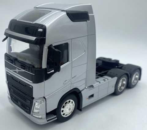 VOLVO FH 500 3 osiowy ciągnik siodłowy model WELLY metal 1:32 srebrny VOLVO FH 500 3 osiowy ciągnik siodłowy model WELLY metal 1:32 srebrny