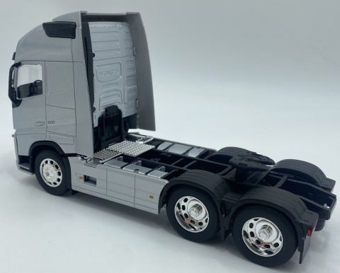 VOLVO FH 500 3 osiowy ciągnik siodłowy model WELLY metal 1:32 srebrny VOLVO FH 500 3 osiowy ciągnik siodłowy model WELLY metal 1:32 srebrny