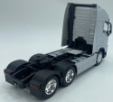 VOLVO FH 500 3 osiowy ciągnik siodłowy model WELLY metal 1:32 srebrny VOLVO FH 500 3 osiowy ciągnik siodłowy model WELLY metal 1:32 srebrny