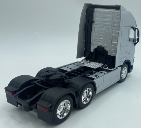 VOLVO FH 500 3 osiowy ciągnik siodłowy model WELLY metal 1:32 srebrny VOLVO FH 500 3 osiowy ciągnik siodłowy model WELLY metal 1:32 srebrny