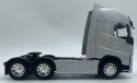 VOLVO FH 500 3 osiowy ciągnik siodłowy model WELLY metal 1:32 srebrny VOLVO FH 500 3 osiowy ciągnik siodłowy model WELLY metal 1:32 srebrny