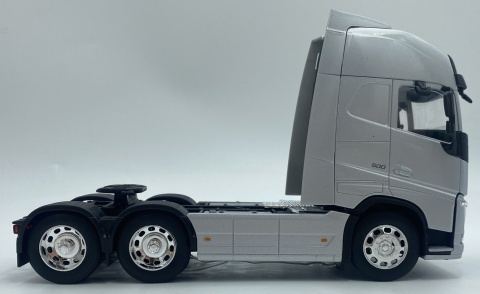 VOLVO FH 500 3 osiowy ciągnik siodłowy model WELLY metal 1:32 srebrny VOLVO FH 500 3 osiowy ciągnik siodłowy model WELLY metal 1:32 srebrny