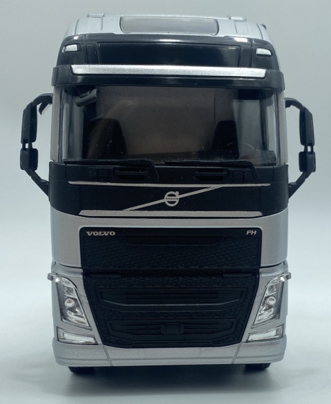 VOLVO FH 500 3 osiowy ciągnik siodłowy model WELLY metal 1:32 srebrny VOLVO FH 500 3 osiowy ciągnik siodłowy model WELLY metal 1:32 srebrny