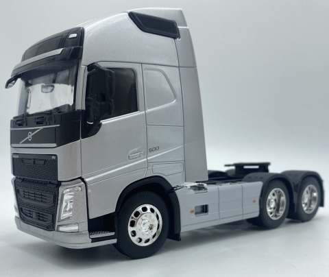 VOLVO FH 500 3 osiowy ciągnik siodłowy model WELLY metal 1:32 srebrny VOLVO FH 500 3 osiowy ciągnik siodłowy model WELLY metal 1:32 srebrny