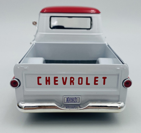 Chevy Apache Fleetside Pickup 1:24 Motormax 79311 biały - czerwony dach Chevy Apache Fleetside Pickup 1:24 Motormax 79311 biały - czerwony dach