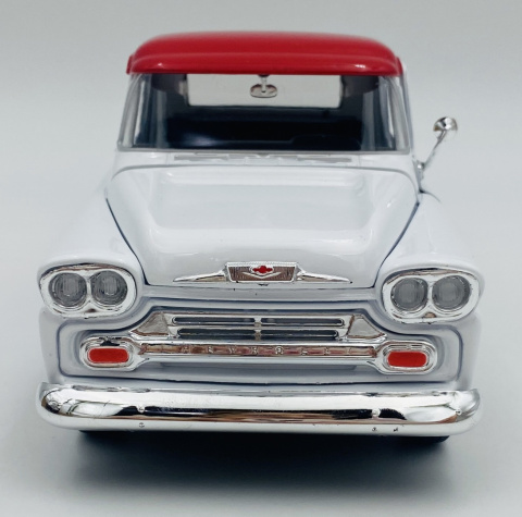 Chevy Apache Fleetside Pickup 1:24 Motormax 79311 biały - czerwony dach Chevy Apache Fleetside Pickup 1:24 Motormax 79311 biały - czerwony dach