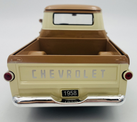 Chevy Apache Fleetside Pickup 1:24 Motormax 79311 brązowy Chevy Apache Fleetside Pickup 1:24 Motormax 79311 brązowy