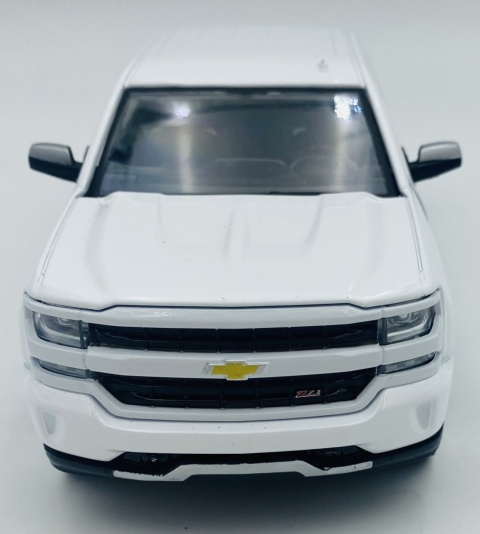 Chevy Silverado 1500 LT-Z71 2017 1:27 Motormax 79348 biały Chevy Silverado 1500 LT-Z71 2017 1:27 Motormax 79348 biały