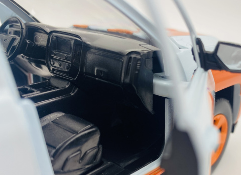 Chevy Silverado 1500 LT Z71 Crew Cab GULF Livery model 1:27 Motormax 79666 Chevy Silverado 1500 LT Z71 Crew Cab GULF Livery model 1:27 Motormax 79666