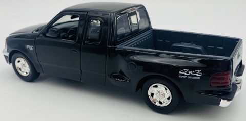 Ford F-150 Flareside Supercab Pickup 2001 1:24 Motormax 73284 czarny Ford F-150 Flareside Supercab Pickup 2001 1:24 Motormax 73284 czarny