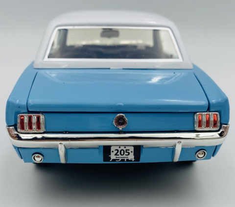 Ford Mustang 1/2 1964 hard top Bond Thunderball model 1:18 Motormax 79834 Ford Mustang 1/2 1964 hard top Bond Thunderball model 1:18 Motormax 79834
