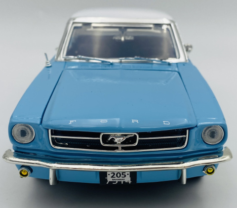 Ford Mustang 1/2 1964 hard top Bond Thunderball model 1:18 Motormax 79834 Ford Mustang 1/2 1964 hard top Bond Thunderball model 1:18 Motormax 79834
