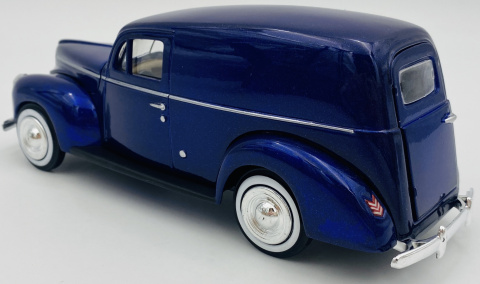 Ford Sedan Delivery 1940 1:24 Motormax 73250 granatowy Ford Sedan Delivery 1940 1:24 Motormax 73250 granatowy